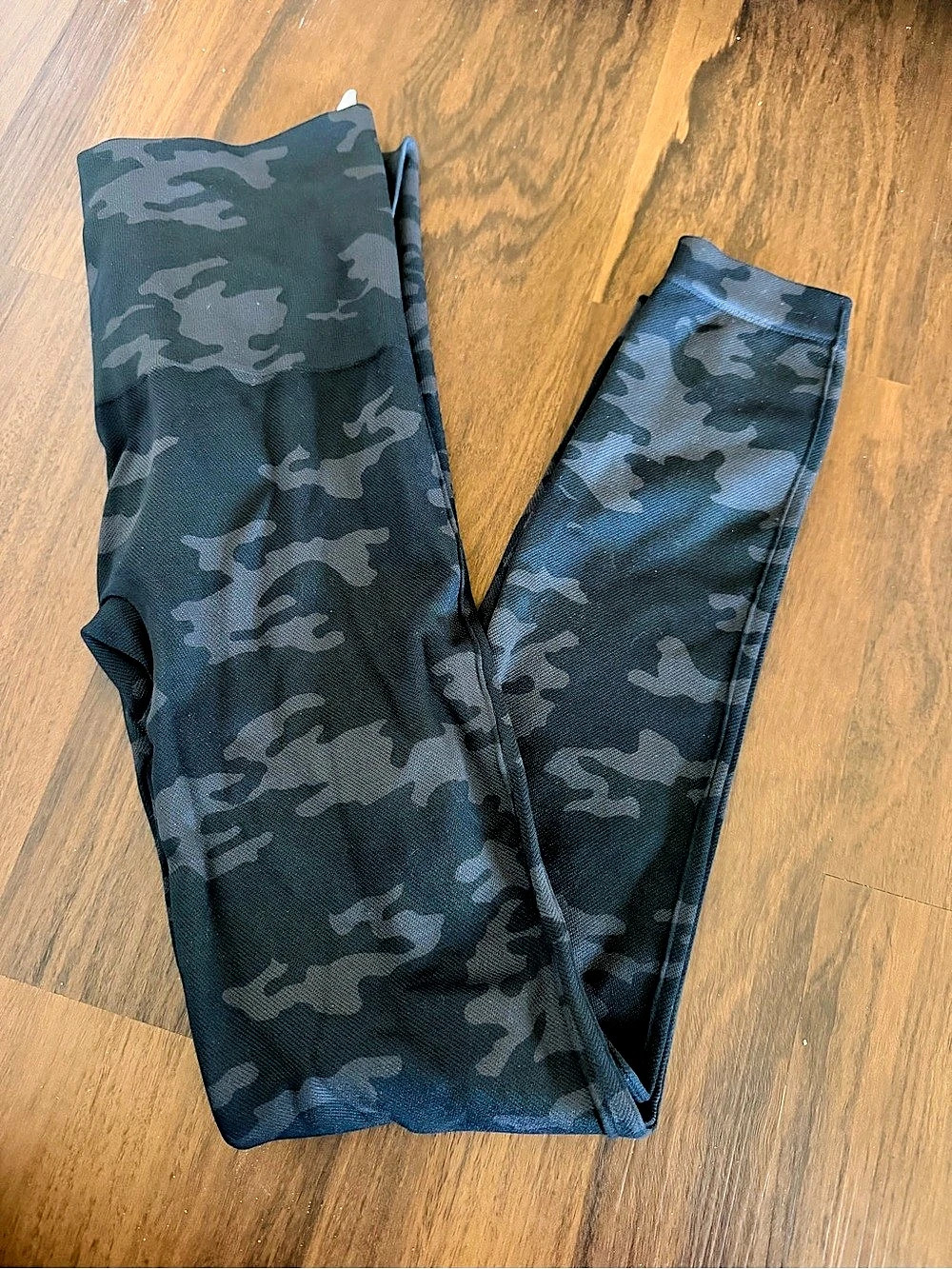 SPANX Look At Me Now Seamless Leggings Camo Leggings Black Medium